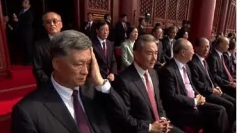 “利物浦逆转击败热刺，西蒙斯红牌离场，伊萨克进球后泪洒球场！”